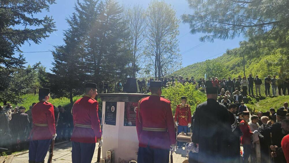 <p>Nećemo zaboraviti Jovana Otaševića, koji je odavde i koji takođe stradao od NATO bombi na našem svetom Kosovu i Metohiji", kazao je Komatina.", kazao unuk jednog od stradalih u Murinu Bojan Komatin</p>