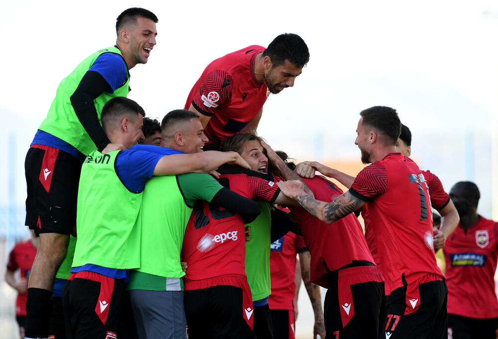 <p>Klub iz Tuzi na krilima svoje "desetke" eliminisao Petrovac u polufinalu Kupa Crne Gore - 2:2, prvi meč 1:0</p>