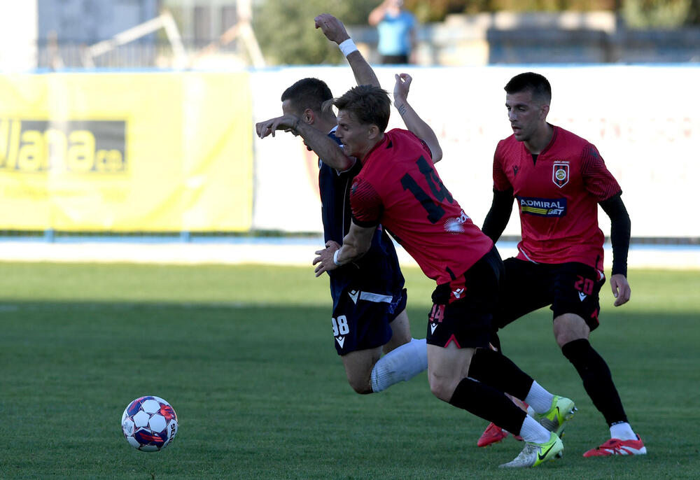 <p>Klub iz Tuzi na krilima svoje "desetke" eliminisao Petrovac u polufinalu Kupa Crne Gore - 2:2, prvi meč 1:0</p>