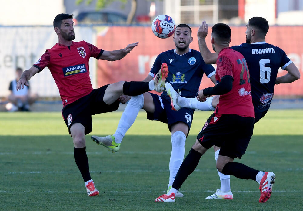 <p>Klub iz Tuzi na krilima svoje "desetke" eliminisao Petrovac u polufinalu Kupa Crne Gore - 2:2, prvi meč 1:0</p>