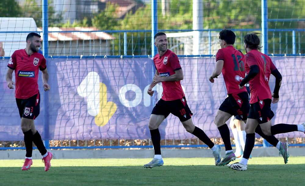 <p>Klub iz Tuzi na krilima svoje "desetke" eliminisao Petrovac u polufinalu Kupa Crne Gore - 2:2, prvi meč 1:0</p>