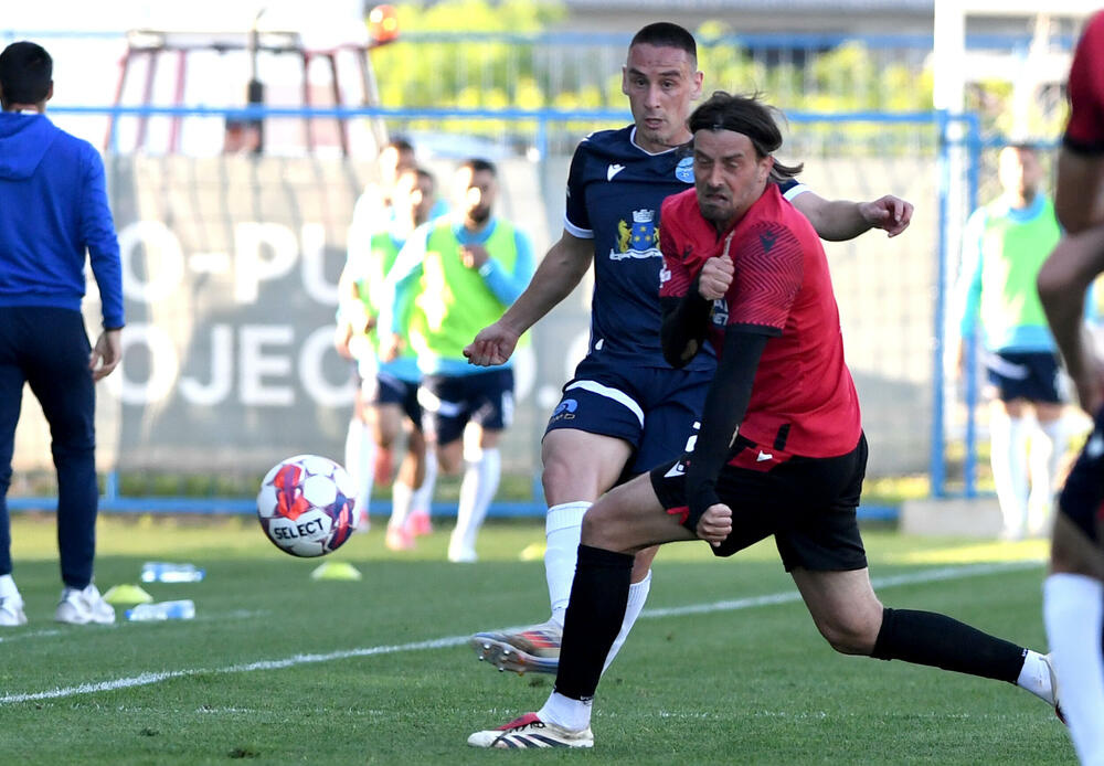 <p>Klub iz Tuzi na krilima svoje "desetke" eliminisao Petrovac u polufinalu Kupa Crne Gore - 2:2, prvi meč 1:0</p>