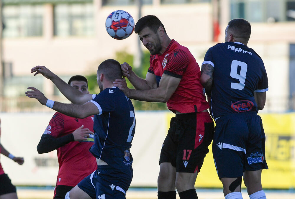 <p>Klub iz Tuzi na krilima svoje "desetke" eliminisao Petrovac u polufinalu Kupa Crne Gore - 2:2, prvi meč 1:0</p>