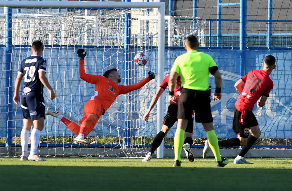 <p>Klub iz Tuzi na krilima svoje "desetke" eliminisao Petrovac u polufinalu Kupa Crne Gore - 2:2, prvi meč 1:0</p>
