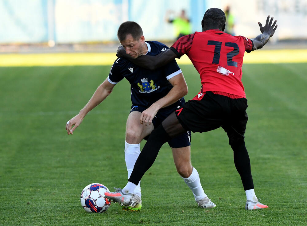 <p>Klub iz Tuzi na krilima svoje "desetke" eliminisao Petrovac u polufinalu Kupa Crne Gore - 2:2, prvi meč 1:0</p>