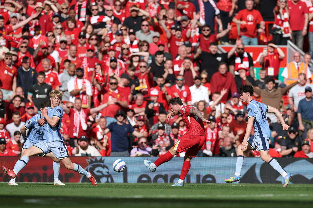 Trenutak koji je izazvao potrese: Mekalister postiže gol protiv Totenhema, Foto: Reuters