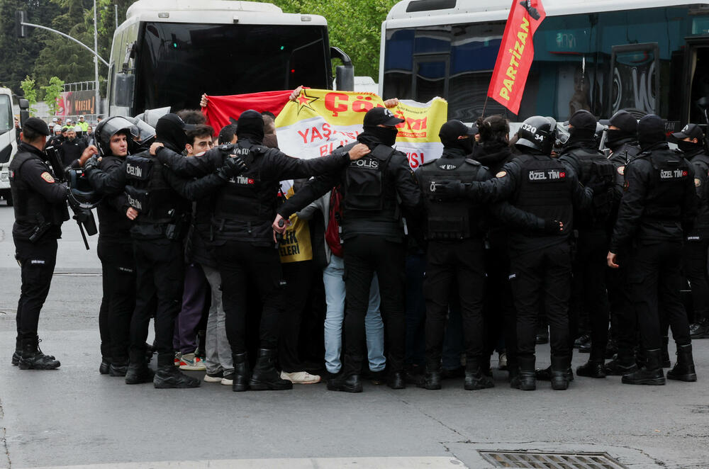 <p>U Turskoj su proslave Međunarodnog praznika rada poslužile kao platforma ne samo za borbu za prava radnika već za šire pozive za podršku demokratskih vrijednosti, pošto su demonstranti planirali da protestuju i zbog hapšenja opozicionog gradonačelnika Istanbula Ekrema Imamoglua</p>