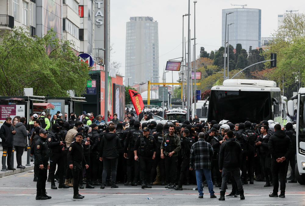 <p>U Turskoj su proslave Međunarodnog praznika rada poslužile kao platforma ne samo za borbu za prava radnika već za šire pozive za podršku demokratskih vrijednosti, pošto su demonstranti planirali da protestuju i zbog hapšenja opozicionog gradonačelnika Istanbula Ekrema Imamoglua</p>