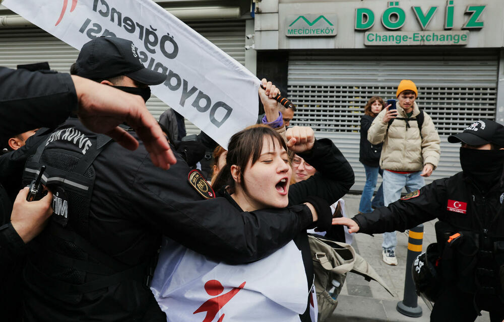 <p>U Turskoj su proslave Međunarodnog praznika rada poslužile kao platforma ne samo za borbu za prava radnika već za šire pozive za podršku demokratskih vrijednosti, pošto su demonstranti planirali da protestuju i zbog hapšenja opozicionog gradonačelnika Istanbula Ekrema Imamoglua</p>
