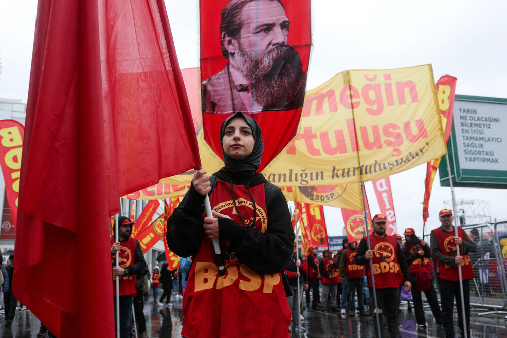 <p>U Turskoj su proslave Međunarodnog praznika rada poslužile kao platforma ne samo za borbu za prava radnika već za šire pozive za podršku demokratskih vrijednosti, pošto su demonstranti planirali da protestuju i zbog hapšenja opozicionog gradonačelnika Istanbula Ekrema Imamoglua</p>