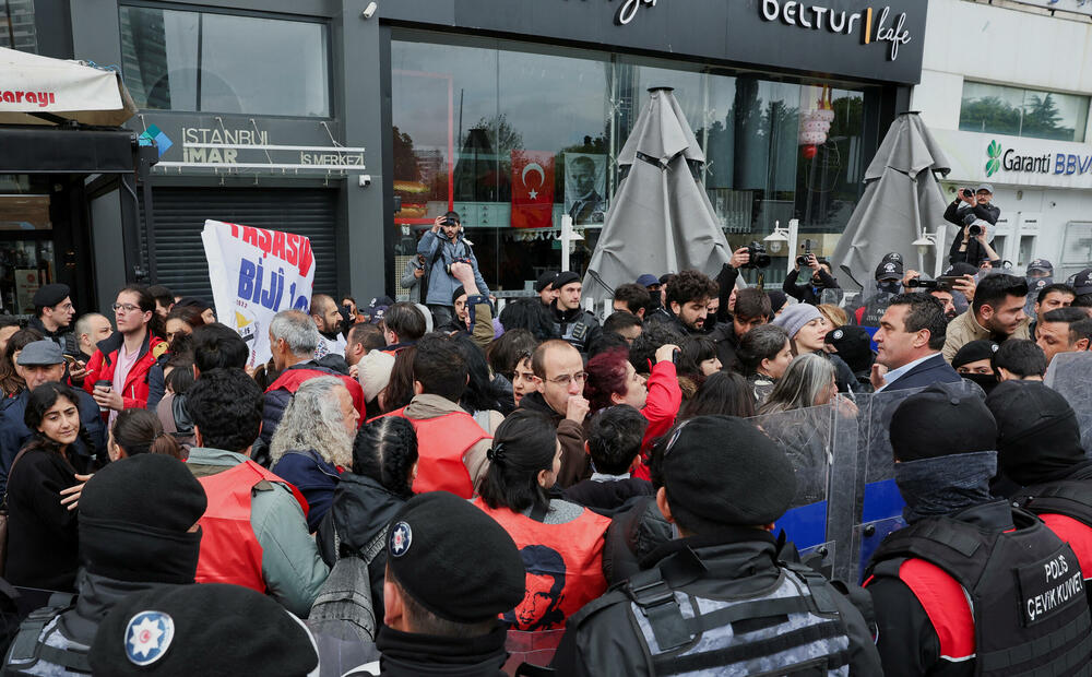 <p>U Turskoj su proslave Međunarodnog praznika rada poslužile kao platforma ne samo za borbu za prava radnika već za šire pozive za podršku demokratskih vrijednosti, pošto su demonstranti planirali da protestuju i zbog hapšenja opozicionog gradonačelnika Istanbula Ekrema Imamoglua</p>