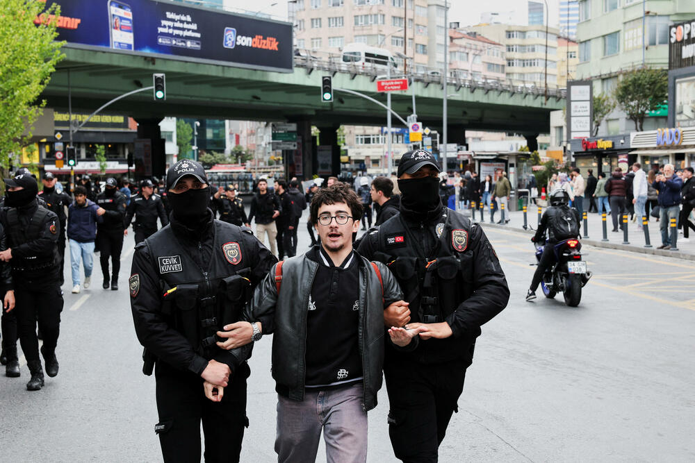 <p>U Turskoj su proslave Međunarodnog praznika rada poslužile kao platforma ne samo za borbu za prava radnika već za šire pozive za podršku demokratskih vrijednosti, pošto su demonstranti planirali da protestuju i zbog hapšenja opozicionog gradonačelnika Istanbula Ekrema Imamoglua</p>