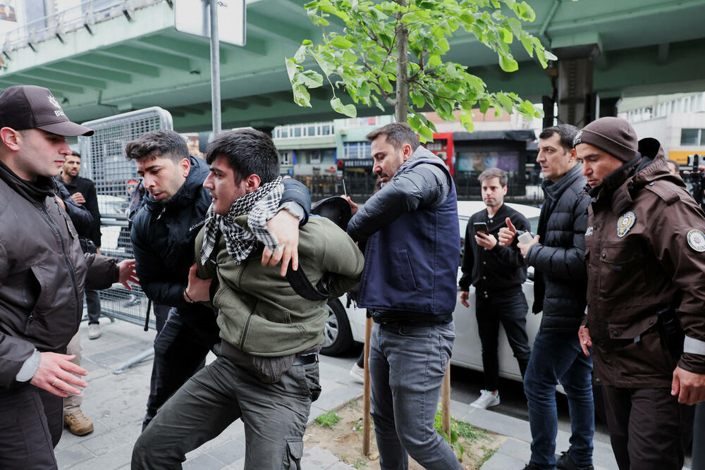 <p>U Turskoj su proslave Međunarodnog praznika rada poslužile kao platforma ne samo za borbu za prava radnika već za šire pozive za podršku demokratskih vrijednosti, pošto su demonstranti planirali da protestuju i zbog hapšenja opozicionog gradonačelnika Istanbula Ekrema Imamoglua</p>