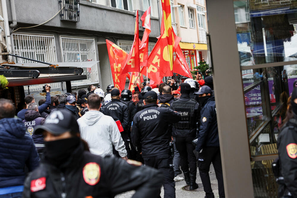 <p>U Turskoj su proslave Međunarodnog praznika rada poslužile kao platforma ne samo za borbu za prava radnika već za šire pozive za podršku demokratskih vrijednosti, pošto su demonstranti planirali da protestuju i zbog hapšenja opozicionog gradonačelnika Istanbula Ekrema Imamoglua</p>