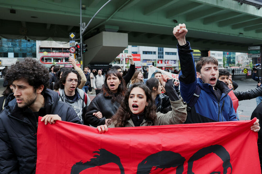 <p>U Turskoj su proslave Međunarodnog praznika rada poslužile kao platforma ne samo za borbu za prava radnika već za šire pozive za podršku demokratskih vrijednosti, pošto su demonstranti planirali da protestuju i zbog hapšenja opozicionog gradonačelnika Istanbula Ekrema Imamoglua</p>