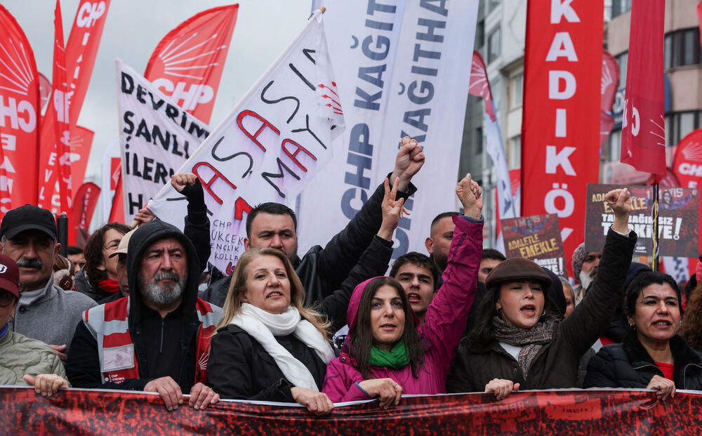 <p>U Turskoj su proslave Međunarodnog praznika rada poslužile kao platforma ne samo za borbu za prava radnika već za šire pozive za podršku demokratskih vrijednosti, pošto su demonstranti planirali da protestuju i zbog hapšenja opozicionog gradonačelnika Istanbula Ekrema Imamoglua</p>