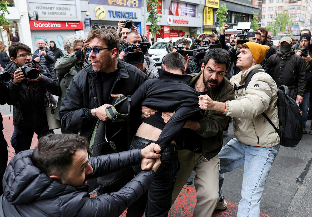 <p>U Turskoj su proslave Međunarodnog praznika rada poslužile kao platforma ne samo za borbu za prava radnika već za šire pozive za podršku demokratskih vrijednosti, pošto su demonstranti planirali da protestuju i zbog hapšenja opozicionog gradonačelnika Istanbula Ekrema Imamoglua</p>