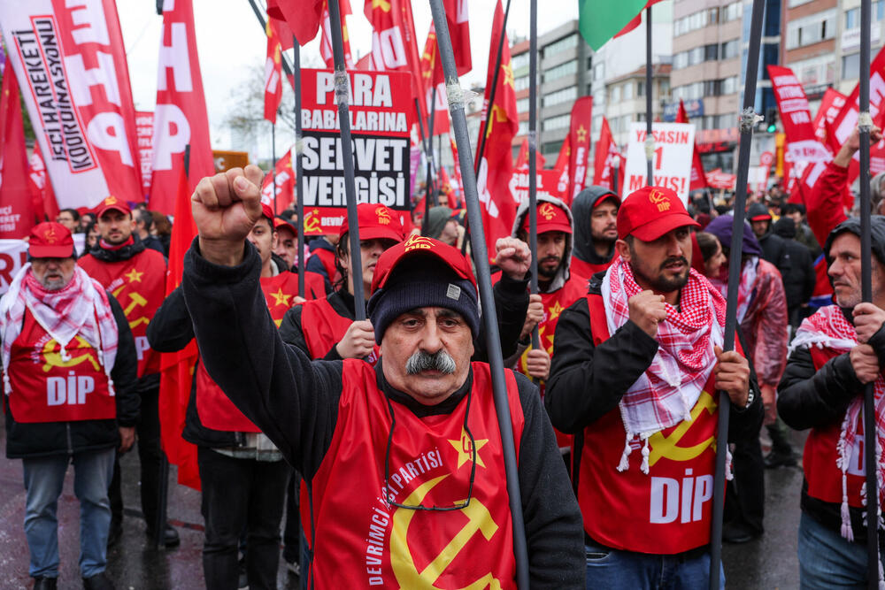<p>U Turskoj su proslave Međunarodnog praznika rada poslužile kao platforma ne samo za borbu za prava radnika već za šire pozive za podršku demokratskih vrijednosti, pošto su demonstranti planirali da protestuju i zbog hapšenja opozicionog gradonačelnika Istanbula Ekrema Imamoglua</p>