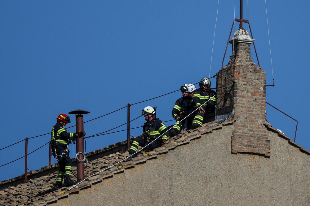 <p>Dimnjak je jasno vidljiv sa obližnjeg Trga Svetog Petra, gdje se očekuju hiljade ljudi tokom trajanja konklave, kako bi pratili napredak tajnog glasanja<br /> </p>