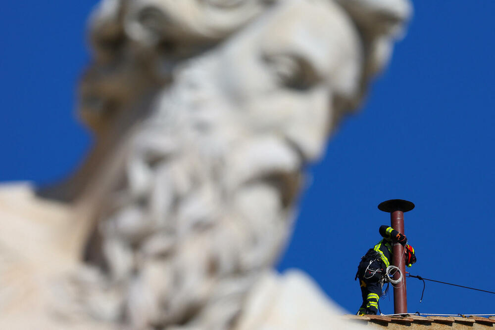 <p>Dimnjak je jasno vidljiv sa obližnjeg Trga Svetog Petra, gdje se očekuju hiljade ljudi tokom trajanja konklave, kako bi pratili napredak tajnog glasanja<br /> </p>