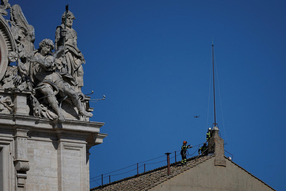 <p>Dimnjak je jasno vidljiv sa obližnjeg Trga Svetog Petra, gdje se očekuju hiljade ljudi tokom trajanja konklave, kako bi pratili napredak tajnog glasanja<br /> </p>