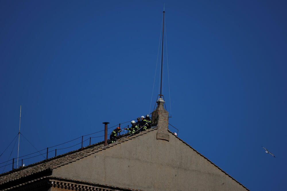 <p>Dimnjak je jasno vidljiv sa obližnjeg Trga Svetog Petra, gdje se očekuju hiljade ljudi tokom trajanja konklave, kako bi pratili napredak tajnog glasanja<br /> </p>