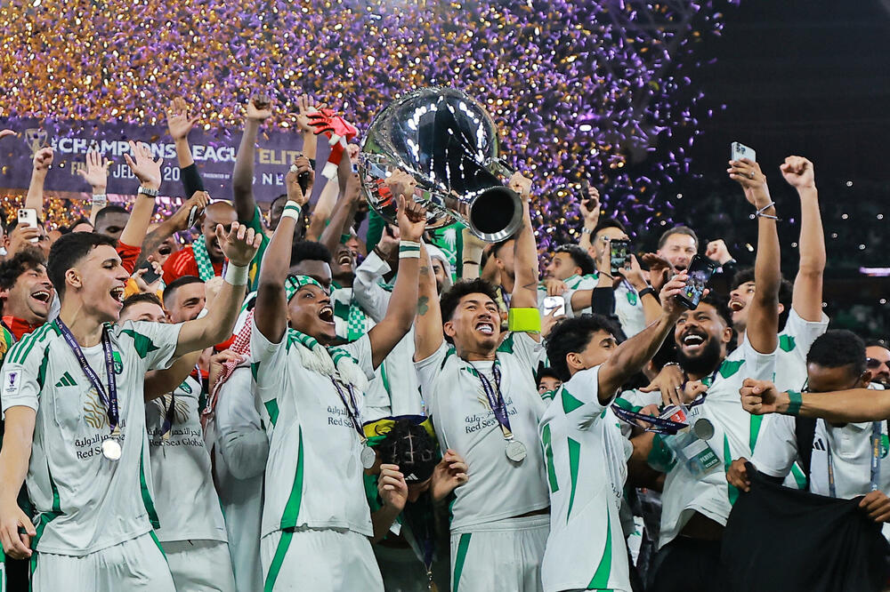 Firmino i saigrači sa peharom za najbolju ekipu Azije, Foto: Reuters