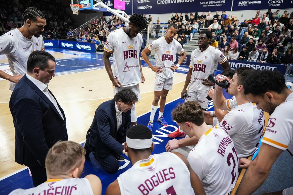 Nebojša Bogavac na tajm-autu, Foto: x.com/basket_asa