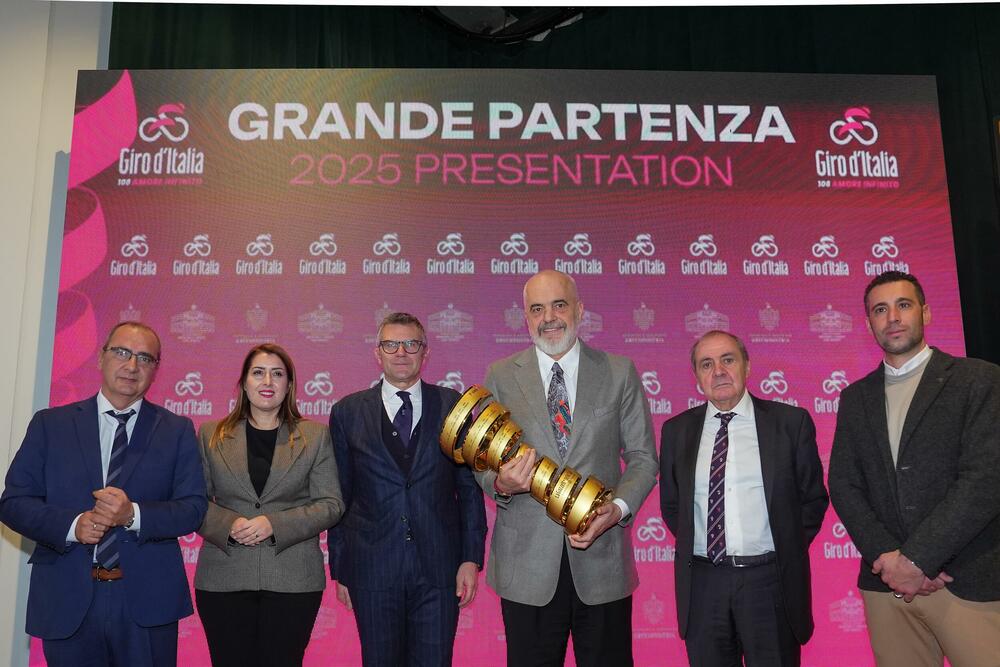 Rama sa peharom kojeg dobija pobjednik Đira