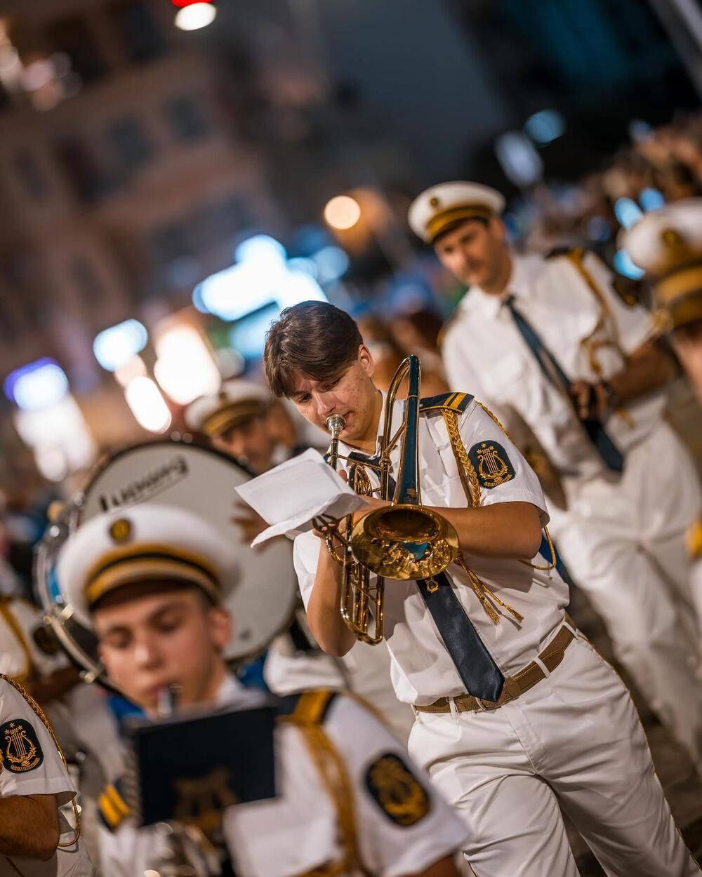 <p>Ovogodišnji karneval održava se pod sloganom "Širimo ljubav", a organizuju ga Turistička organizacija opštine Budva i NVO "Feštađuni"</p>