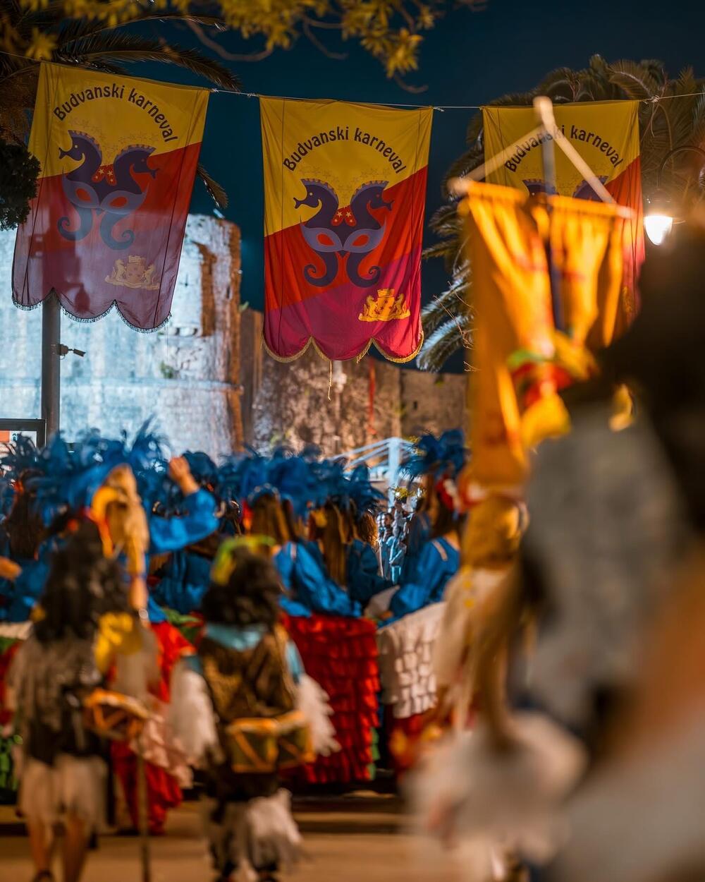 <p>Ovogodišnji karneval održava se pod sloganom "Širimo ljubav", a organizuju ga Turistička organizacija opštine Budva i NVO "Feštađuni"</p>