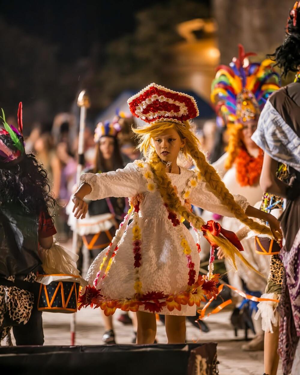 <p>Ovogodišnji karneval održava se pod sloganom "Širimo ljubav", a organizuju ga Turistička organizacija opštine Budva i NVO "Feštađuni"</p>