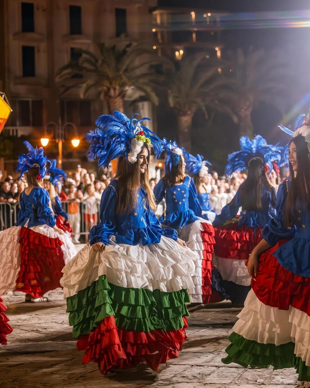<p>Ovogodišnji karneval održava se pod sloganom "Širimo ljubav", a organizuju ga Turistička organizacija opštine Budva i NVO "Feštađuni"</p>