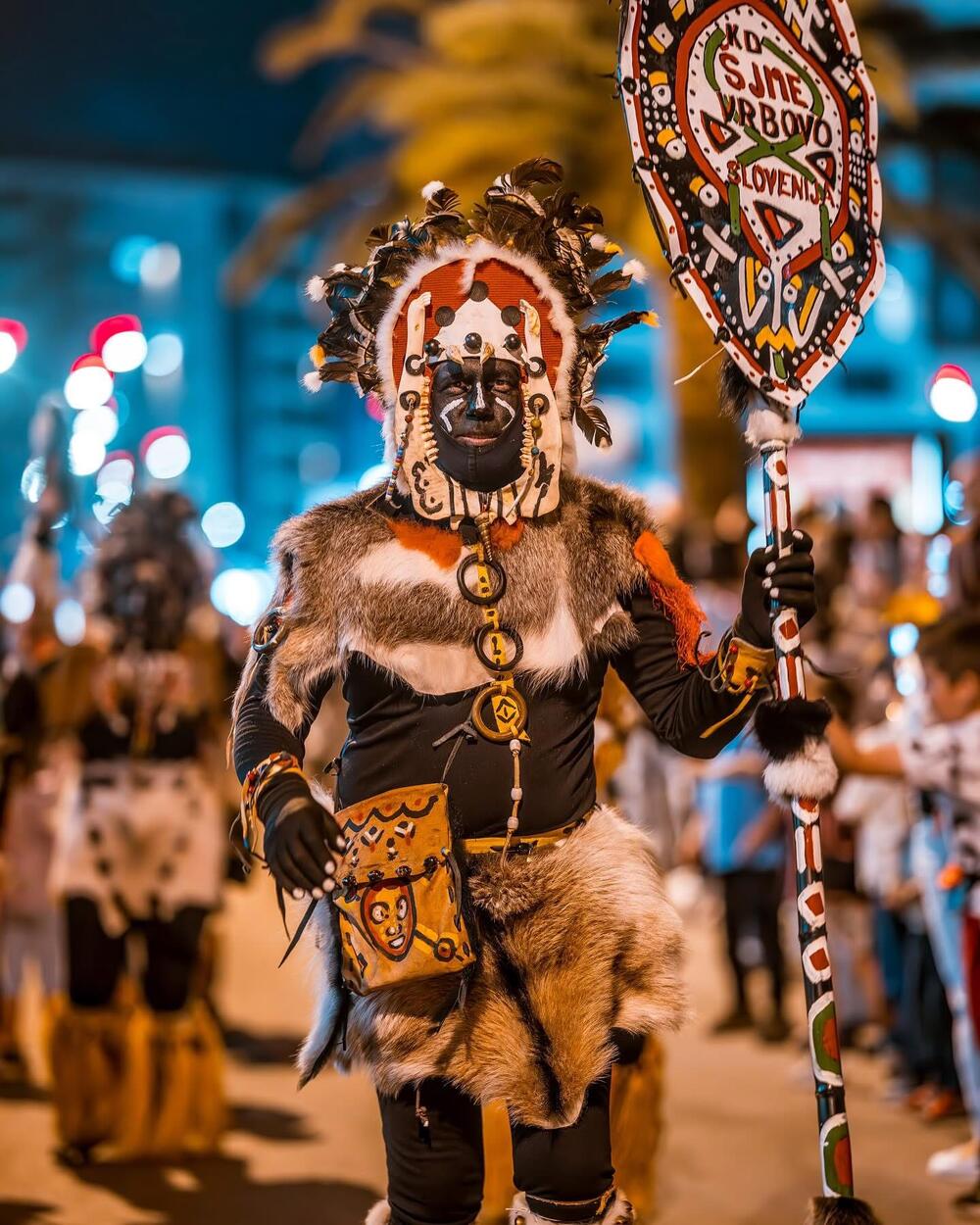 <p>Ovogodišnji karneval održava se pod sloganom "Širimo ljubav", a organizuju ga Turistička organizacija opštine Budva i NVO "Feštađuni"</p>