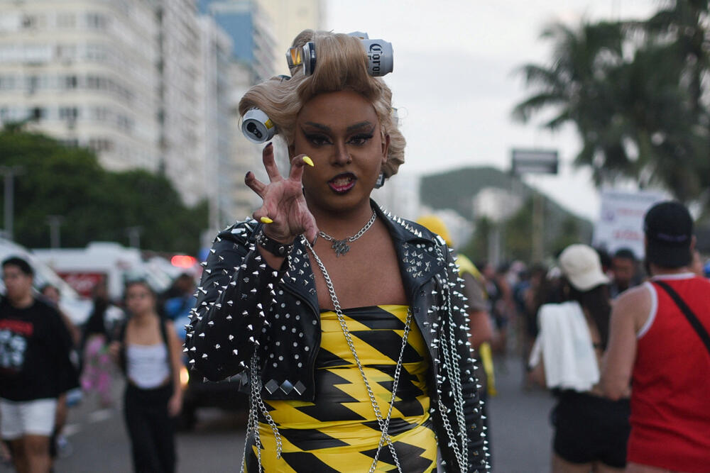 <p>"Osumnjičeni su vrbovali učesnike, uključujući maloljetnike, da izvedu koordinisane napade upotrebom improvizovanog eksploziva i molotovljevih koktela", navodi se u saopštenju policije</p>