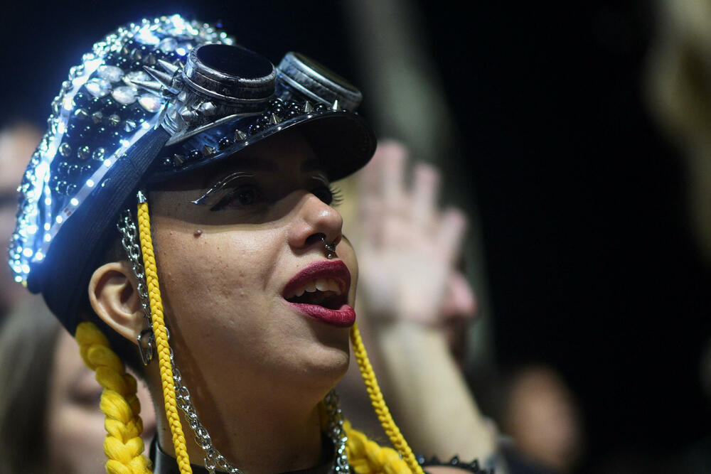 <p>"Osumnjičeni su vrbovali učesnike, uključujući maloljetnike, da izvedu koordinisane napade upotrebom improvizovanog eksploziva i molotovljevih koktela", navodi se u saopštenju policije</p>