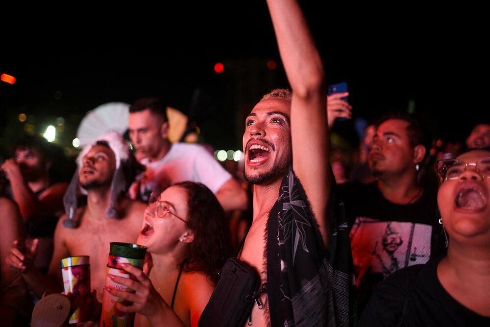 <p>"Osumnjičeni su vrbovali učesnike, uključujući maloljetnike, da izvedu koordinisane napade upotrebom improvizovanog eksploziva i molotovljevih koktela", navodi se u saopštenju policije</p>