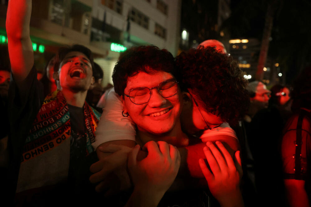 <p>"Osumnjičeni su vrbovali učesnike, uključujući maloljetnike, da izvedu koordinisane napade upotrebom improvizovanog eksploziva i molotovljevih koktela", navodi se u saopštenju policije</p>