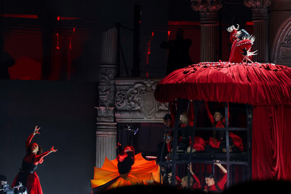 <p>"Osumnjičeni su vrbovali učesnike, uključujući maloljetnike, da izvedu koordinisane napade upotrebom improvizovanog eksploziva i molotovljevih koktela", navodi se u saopštenju policije</p>