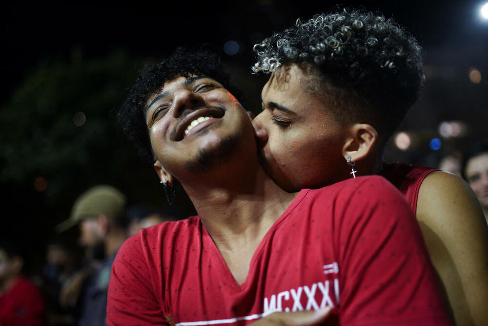 <p>"Osumnjičeni su vrbovali učesnike, uključujući maloljetnike, da izvedu koordinisane napade upotrebom improvizovanog eksploziva i molotovljevih koktela", navodi se u saopštenju policije</p>