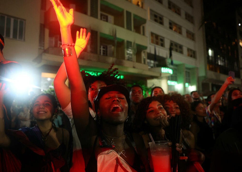 <p>"Osumnjičeni su vrbovali učesnike, uključujući maloljetnike, da izvedu koordinisane napade upotrebom improvizovanog eksploziva i molotovljevih koktela", navodi se u saopštenju policije</p>