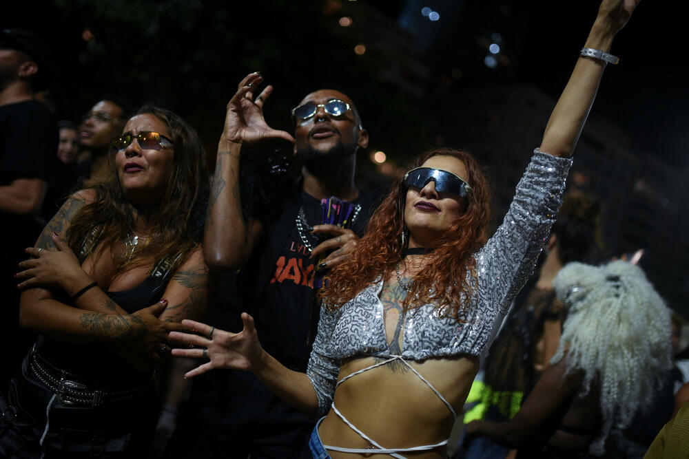 <p>"Osumnjičeni su vrbovali učesnike, uključujući maloljetnike, da izvedu koordinisane napade upotrebom improvizovanog eksploziva i molotovljevih koktela", navodi se u saopštenju policije</p>