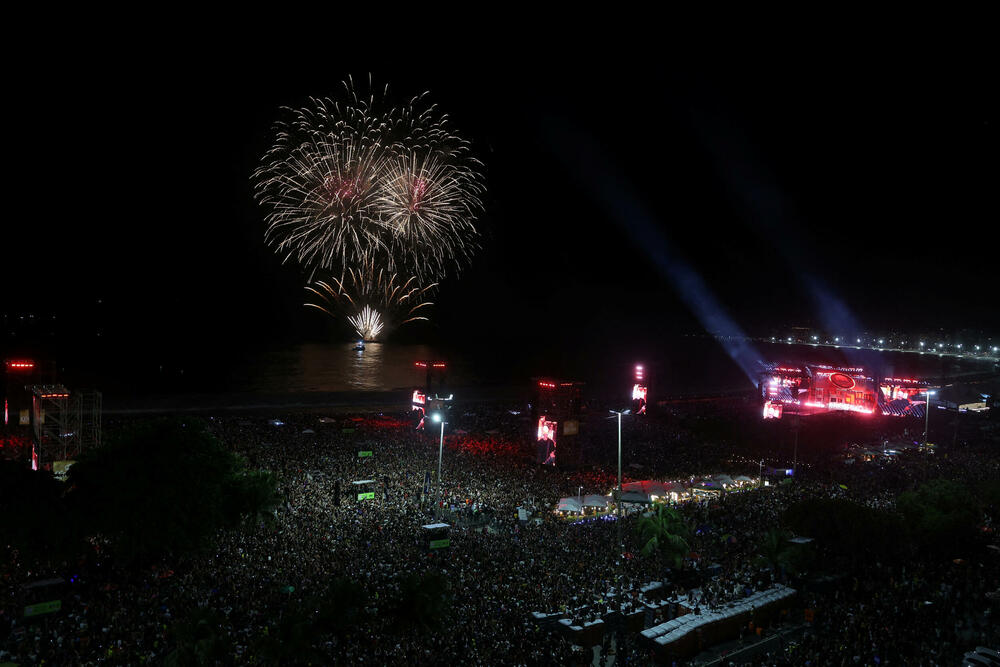 <p>"Osumnjičeni su vrbovali učesnike, uključujući maloljetnike, da izvedu koordinisane napade upotrebom improvizovanog eksploziva i molotovljevih koktela", navodi se u saopštenju policije</p>