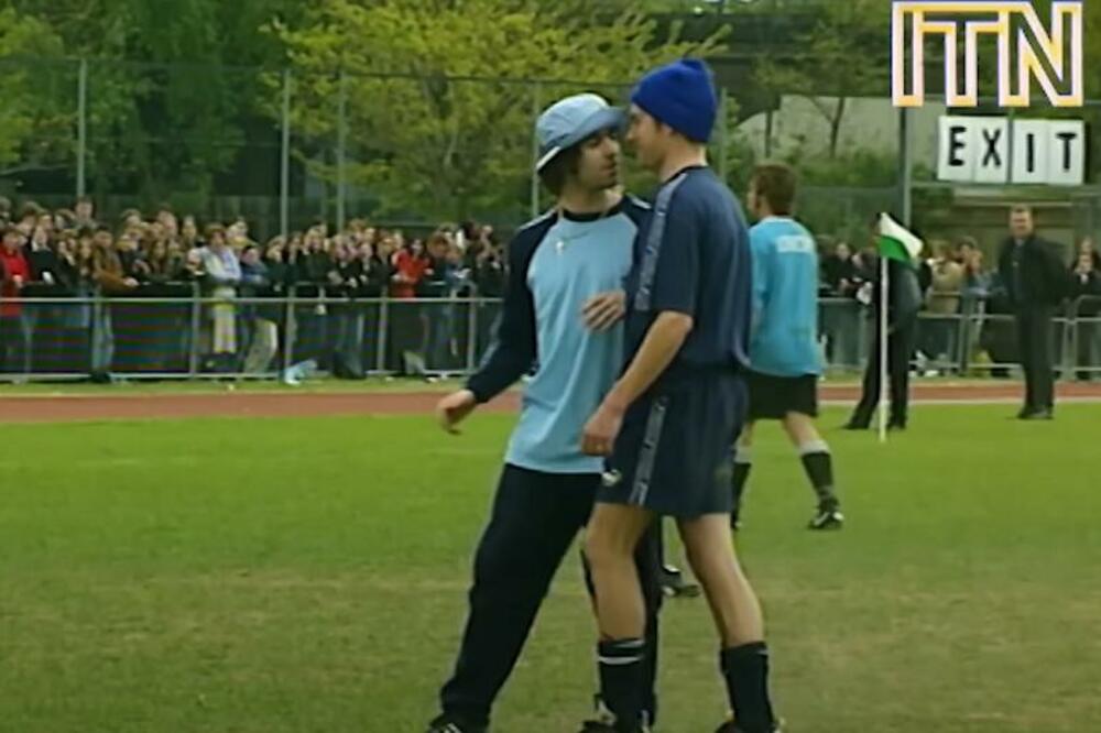 Lijam Galager (Oasis) i Dejmon Albarn (Blur) na humanitarnom fudbalskom meču, Foto: Screenshot/Youtube/ITN Archive