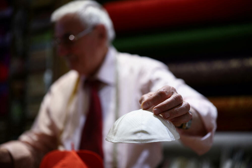 <p>Ranijero Mančineli je u prošlosti izradio odežde za nekoliko papa, ali nikada nije imao čast da napravi prvu odjeću, koju papa nosi kada se prvi put obraća javnosti sa balkona bazilike Svetog Petra</p>