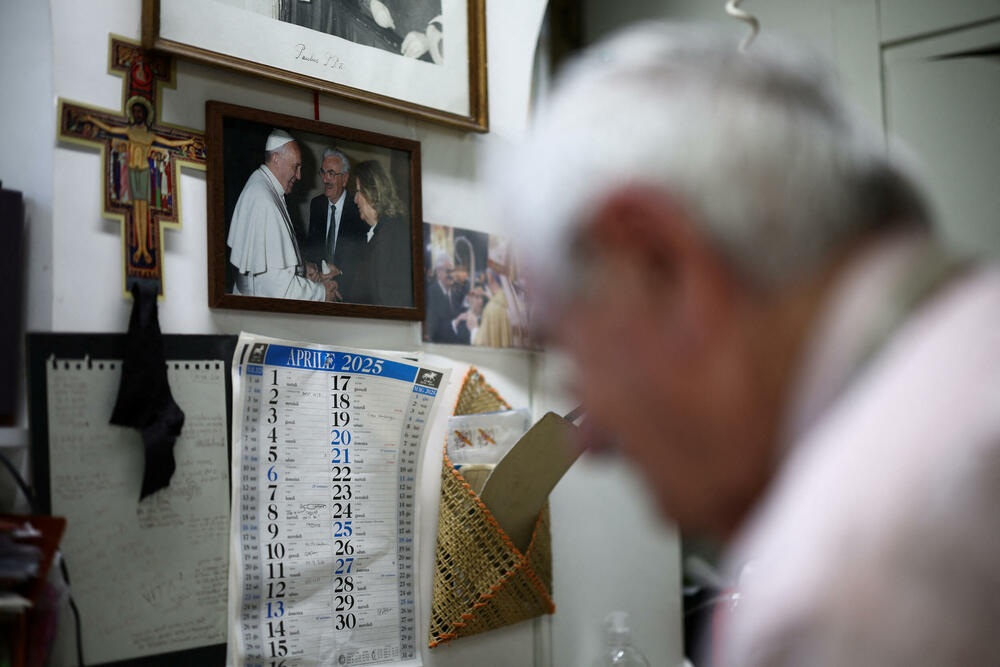 <p>Ranijero Mančineli je u prošlosti izradio odežde za nekoliko papa, ali nikada nije imao čast da napravi prvu odjeću, koju papa nosi kada se prvi put obraća javnosti sa balkona bazilike Svetog Petra</p>