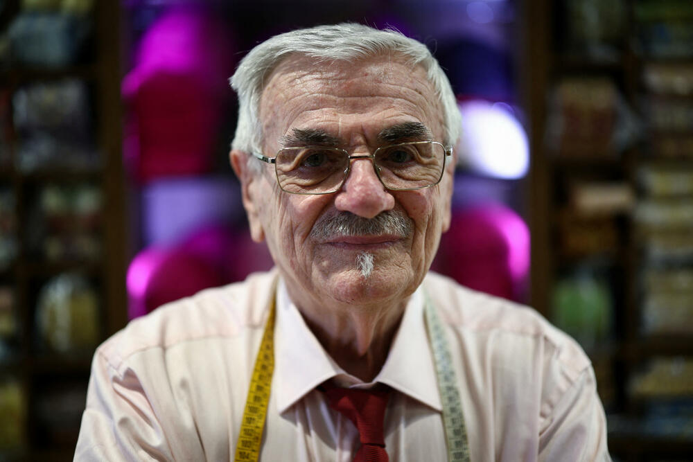 <p>Ranijero Mančineli je u prošlosti izradio odežde za nekoliko papa, ali nikada nije imao čast da napravi prvu odjeću, koju papa nosi kada se prvi put obraća javnosti sa balkona bazilike Svetog Petra</p>