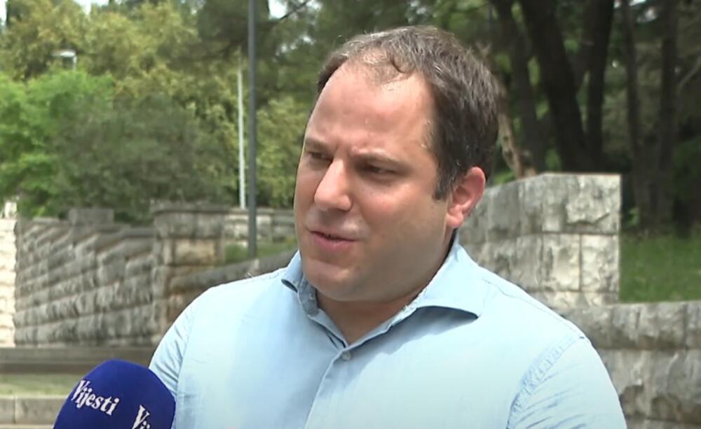 “Vlast uz pomoć crkve drži društvo u stanju napetosti”: Vukanović