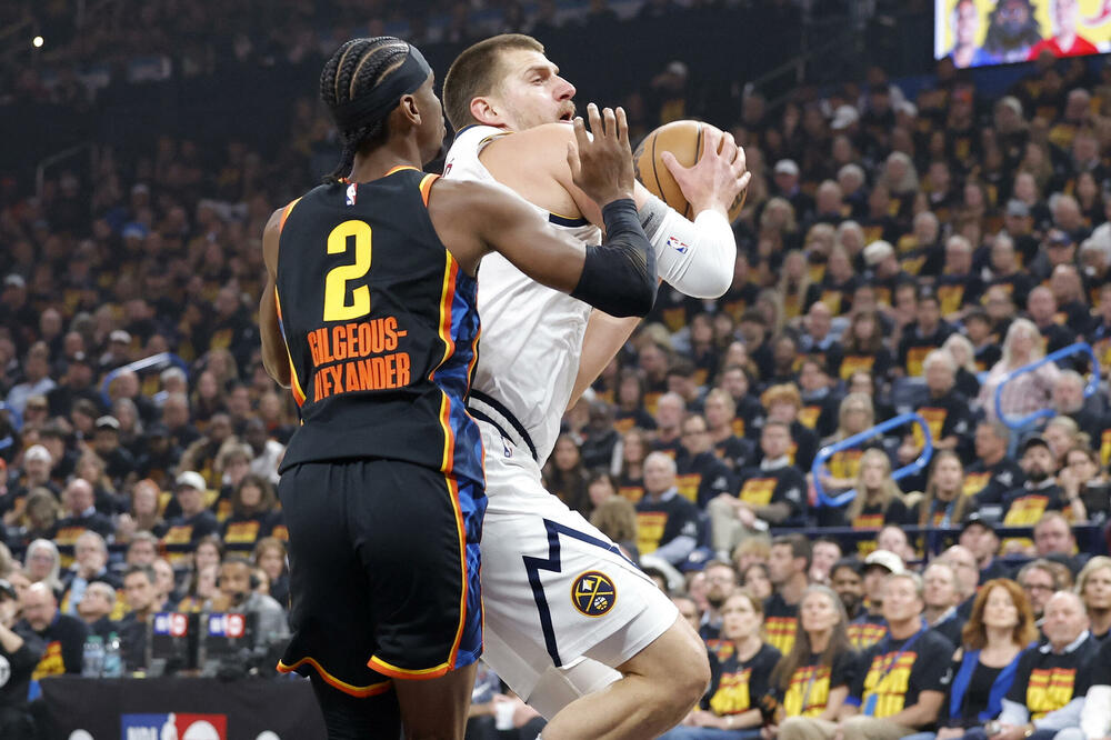 Duel glavnih kandidata za MPV prizanje: Jokić je ovog puta bio bolji od Gildžes-Aleksandera, Foto: Reuters