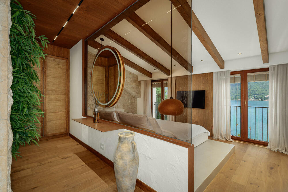 <p>How many days would you like to spend in the luxurious simplicity of a villa right on the seafront, nestled in lush greenery?</p>